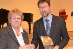 Traditionell erhält der Bürgermeister Arne Schuldt ein Jahrbuch von der Herausgeberin Friederike Neubert