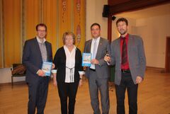 Herausgeberin Friederike Neubert mit Gästen der Präsentation: Stadtpräsident Torsten Renz, Landrat Sebastian Constien und der Bürgermeister