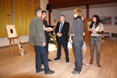 Der Bürgermeister Arne Schuldt im Gespräch mit Frau und Herrn Tuscher und Herrn Föniger