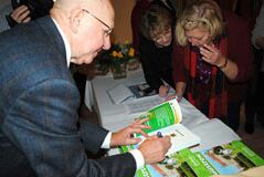Günter Endlich, der das Titelbild des Jahrbuches 2014 gestaltet hat, signiert Bücher der Teilnehmer
