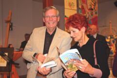 Dr. Kopp und Ingrid Hässner, beide Autoren, im Gespräch