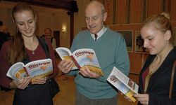 Autoren beim Studium des Jahrbuchs 2013: Katharina Sergeeva (l.), Winfried Holzlehner und Caroline Halwas