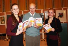 Die beiden jüngsten Autorinnen, Katharina Sergeeva (li) und Caroline Halwas (re) "mit ihrem 1. Jahrbuch"
