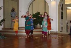 Die Gruppe Indischer Tanz, Leitung Anette Riedel, führt einen Tempeltanz auf