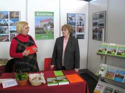 Dr. Petra Zühlsdorf (li) und Friederike Neubert (Herausgeberin) am Stand des Güstrower Jahrbuches/Güstrower Verlags GbR auf der Güstrowschau