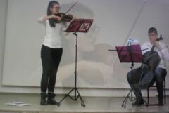 „Folklore aus verschiedenen Ländern“ boten Elli und Katrin Eitemüller (Geige / Cello)