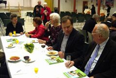 Autoren im Gespräch beim kleinen Buffet im Bürgerhaus